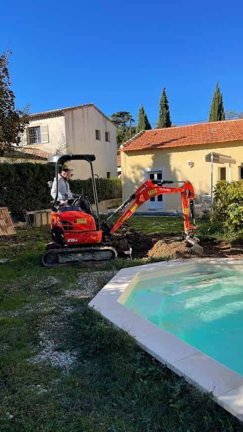 Création d'une terrasse autour d'une piscine avec une alimentation électrique à Marseille