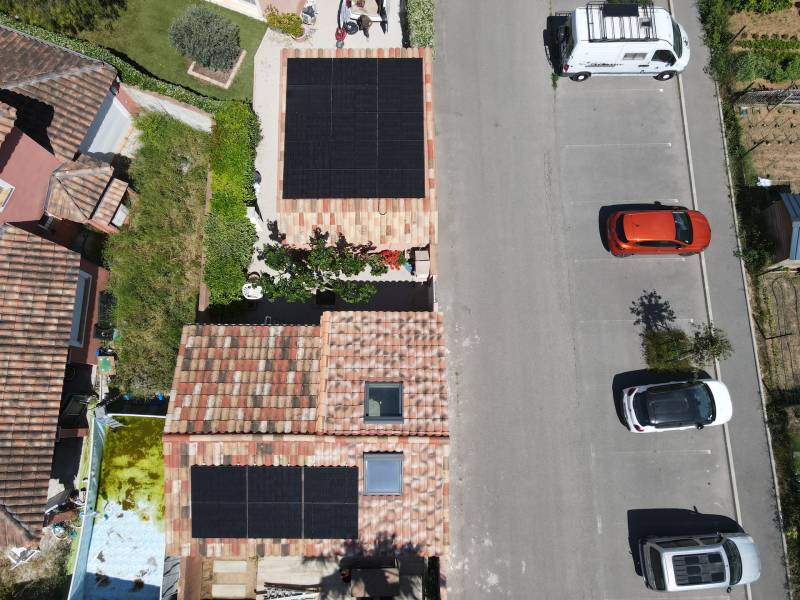 Installation terminée vue du ciel panneaux DualSun