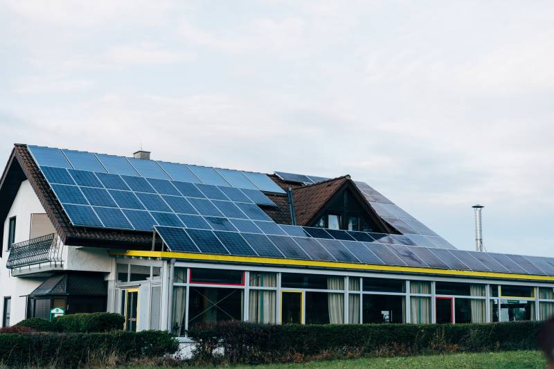 Intégration de l'énergie solaire dans les bâtiments commerciaux : cas d'étude et bonnes pratiques