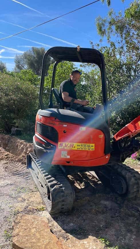 Installation de l'alimentation électrique d'une maison forestière à Ceyreste