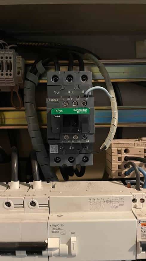 Remplacement d'un contacteur télémécanique dans la salle polyvalente de Ceyreste